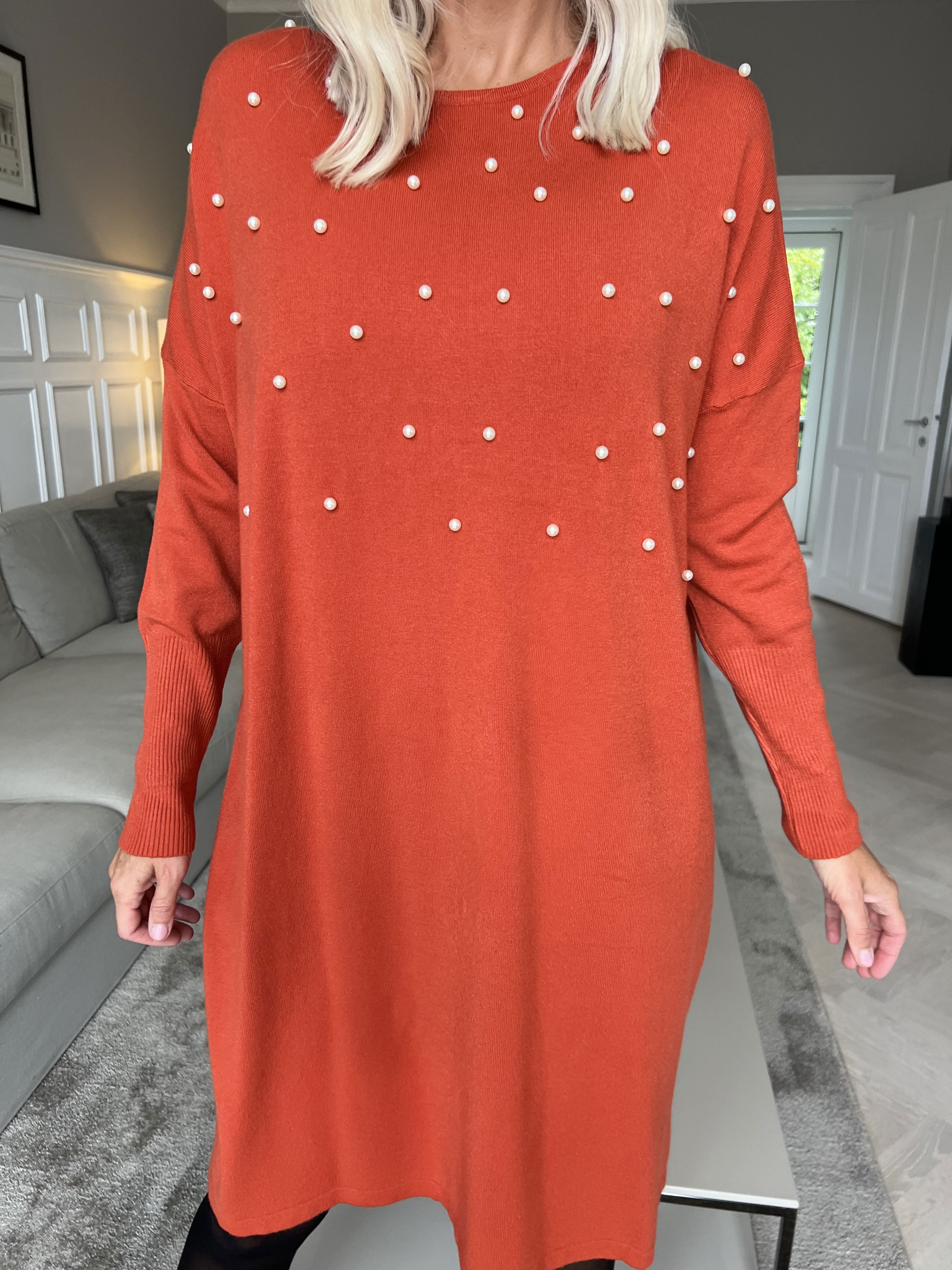 Stefania - Bekväm stickad klänning utsmyckad med pärlor